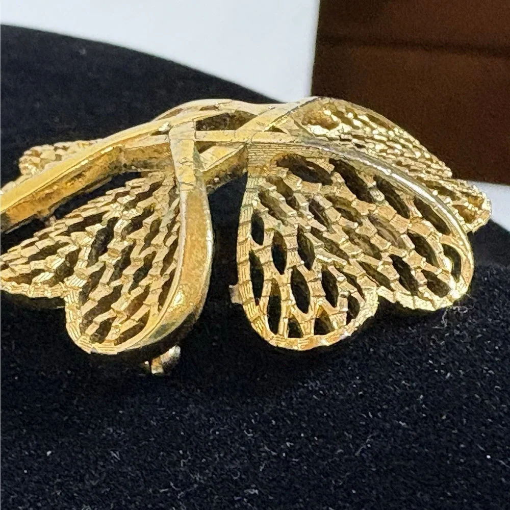 Vintage Signed TRIFARI Goldtone Textured Flower Star Shape Pin Brooch MCM Retro